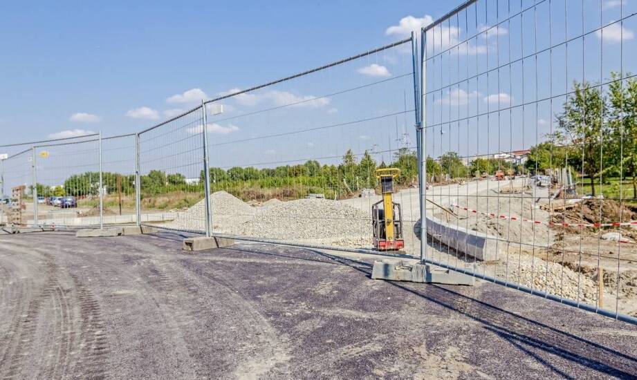 Kiedy słupek do tymczasowego odgrodzenia drogi musi wytrzymać więcej niż zwykłe ogrodzenie posesji