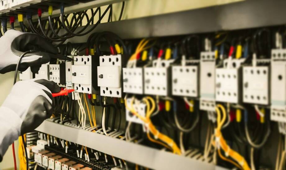 Rozdzielnice SLIM z wyposażeniem pomocniczym — jak utrzymać dostęp serwisowy i porządek w ciasnych szafach
