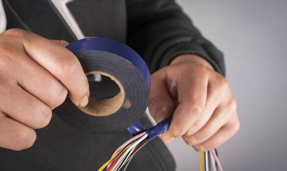 Jak usuwać resztki kleju z kabli, obudów i elementów instalacji bez uszkadzania powierzchni