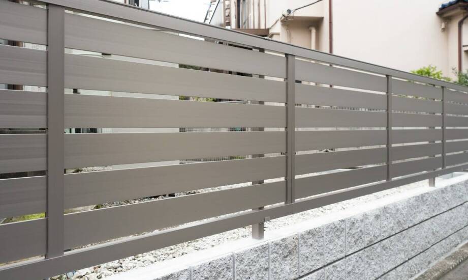 Aluminiowe ogrodzenie w miejskiej zabudowie — kiedy pasuje do domu i małych działek