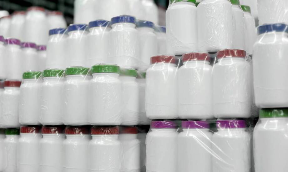 Jak dobrać materiał etykiety do butelek szklanych i plastikowych w wilgotnym magazynie