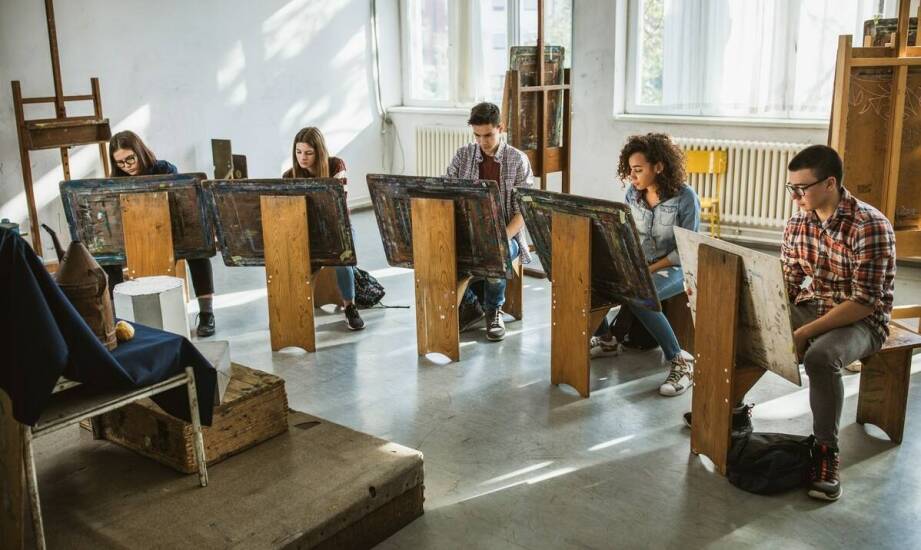 Egzamin do liceum plastycznego od środka — co sprawdza komisja i jak budować pracę rysunkową