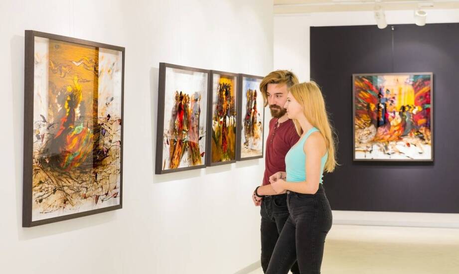 Co w obrazie współczesnym mówi o decyzji artystycznej, gdy oglądasz go w małej galerii