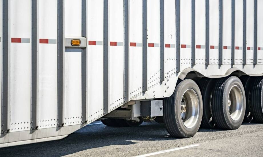 Kiedy wysokość i materiał burt zmieniają przydatność naczepy w codziennym transporcie