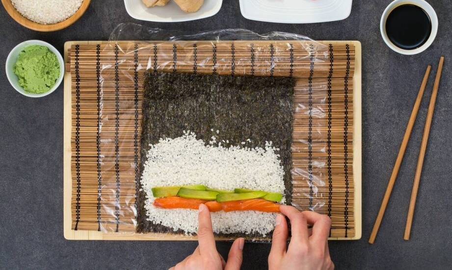 Jakie cechy ryżowaru pomagają uzyskać kleisty ryż do sushi w domu