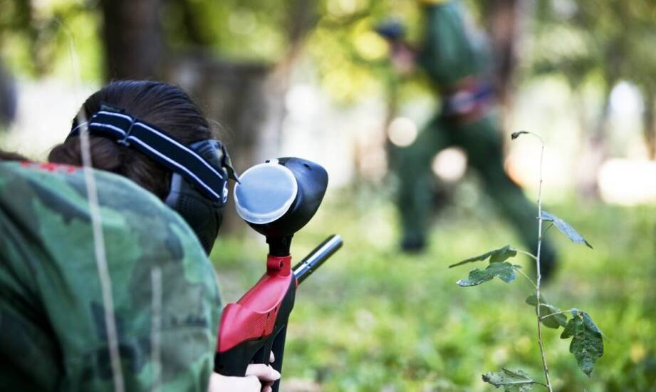 Kiedy rola snajpera w paintballu laserowym naprawdę ożywia grę grupową