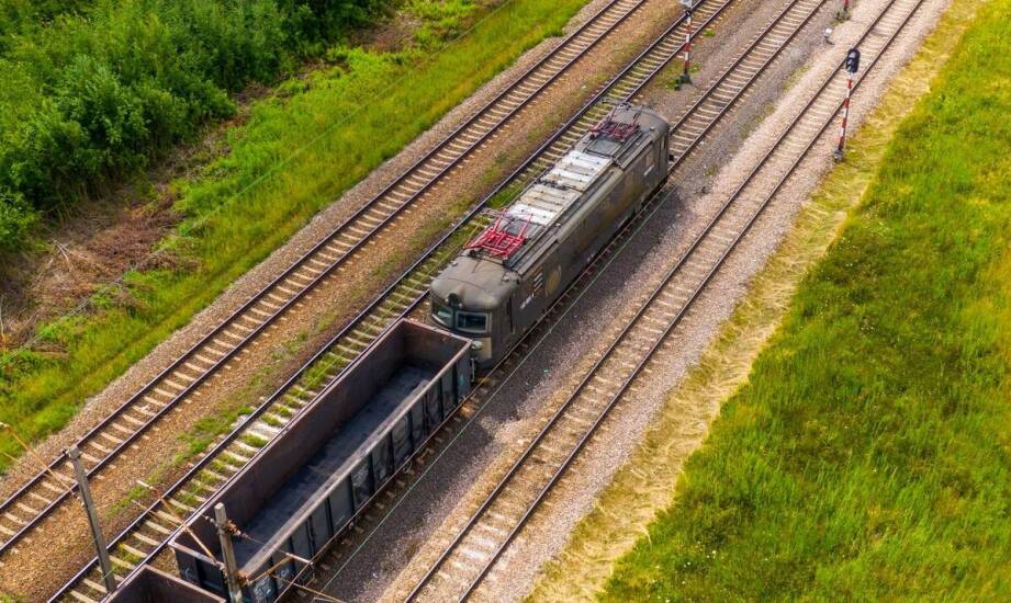 Dlaczego połączenia elektryczne w pojazdach szynowych i rolniczych wymagają innego podejścia