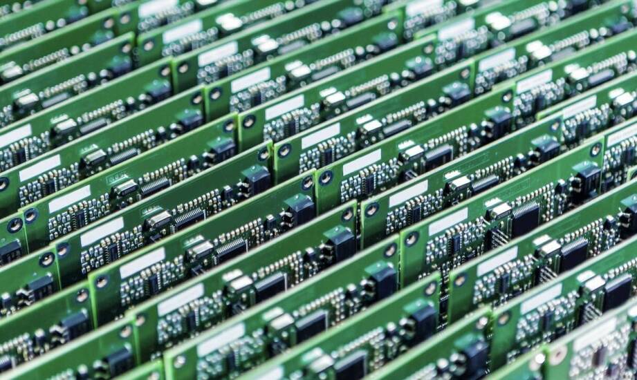 Kiedy łączyć montaż powierzchniowy i przewlekany w produkcji urządzeń elektronicznych