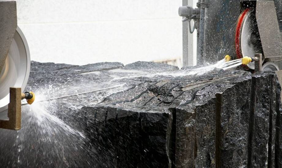 Jak cięcie wodą CNC umożliwia skomplikowane kształty w kamieniu bez uszkadzania materiału