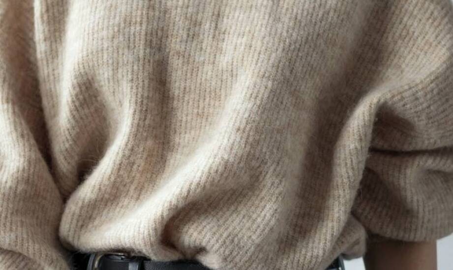 Sweter oversize bez efektu przytłoczenia — jak układać proporcje i warstwy
