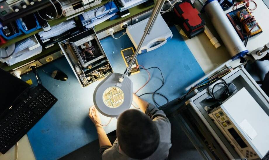 Kiedy kaseton lub litery 3D potrzebują przeglądu, naprawy albo wymiany modułów