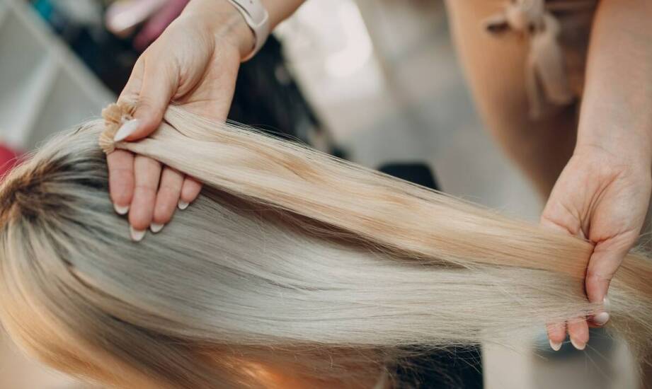 Tonowanie blondów i siwizny w salonie: kiedy szampon wystarcza, a kiedy potrzebna jest kuracja