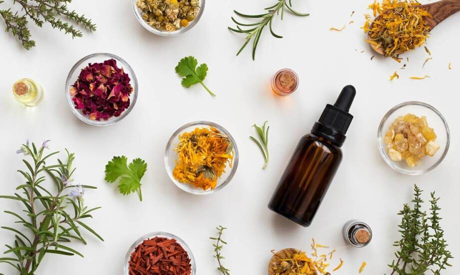 Naturalne wsparcie w sezonie pylenia — kiedy rozważa się zioła i suplementy