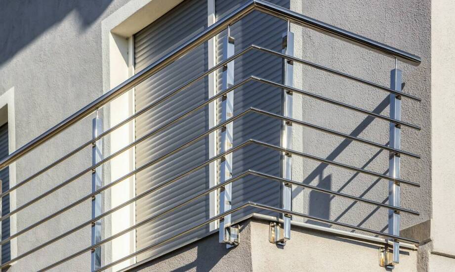 Montaż balustrady na istniejącym balkonie — kiedy sama płyta nie wystarcza