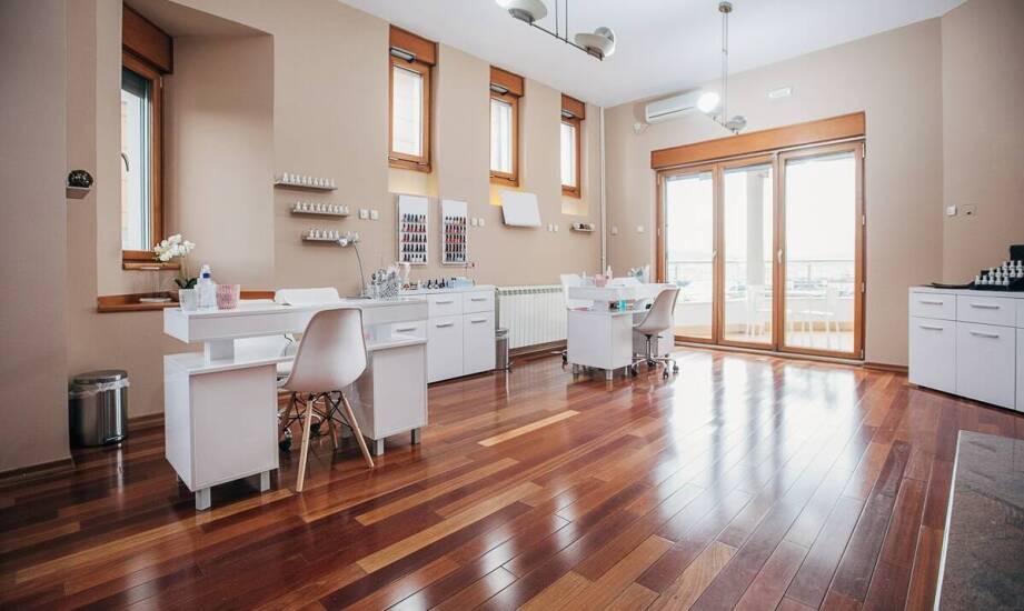 Jak zorganizować domowy kącik manicure przy oknie, by światło i kurz nie psuły stylizacji