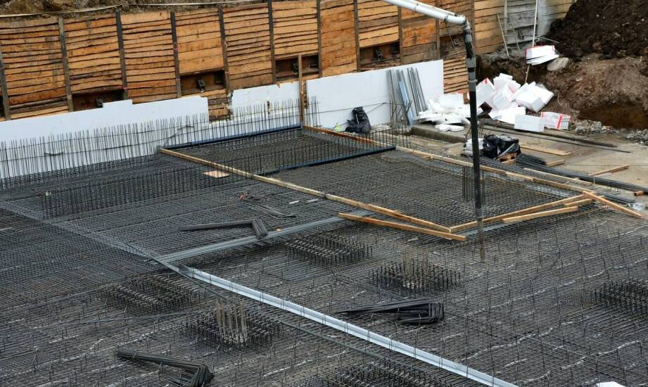 Fundamenty i tolerancje montażowe — gdzie najczęściej powstają problemy ze stalową halą