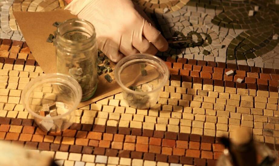 Jak powstaje ręczna mozaika ceramiczna inspirowana folklorem Karpat i co wpływa na efekt
