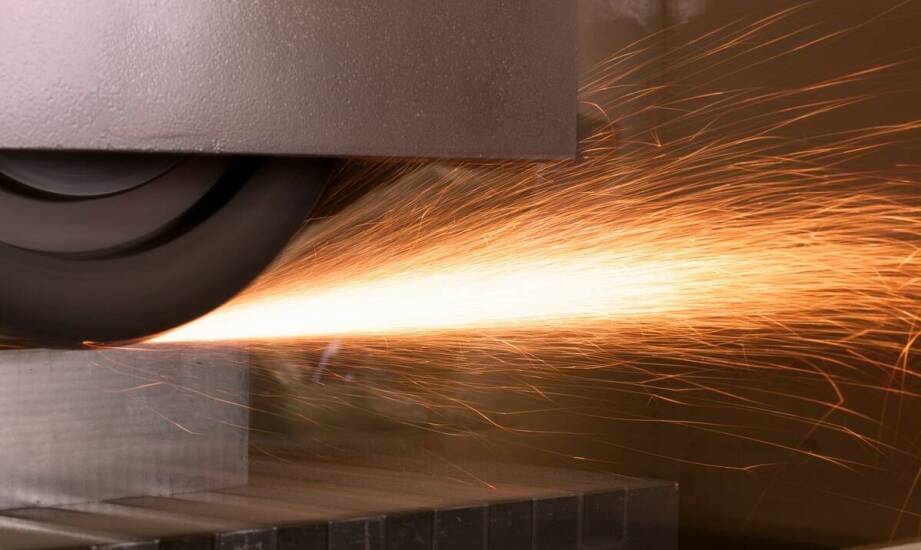 Dlaczego ziarno ceramiczne dłużej zachowuje agresywność przy szlifowaniu stali nierdzewnej i aluminium