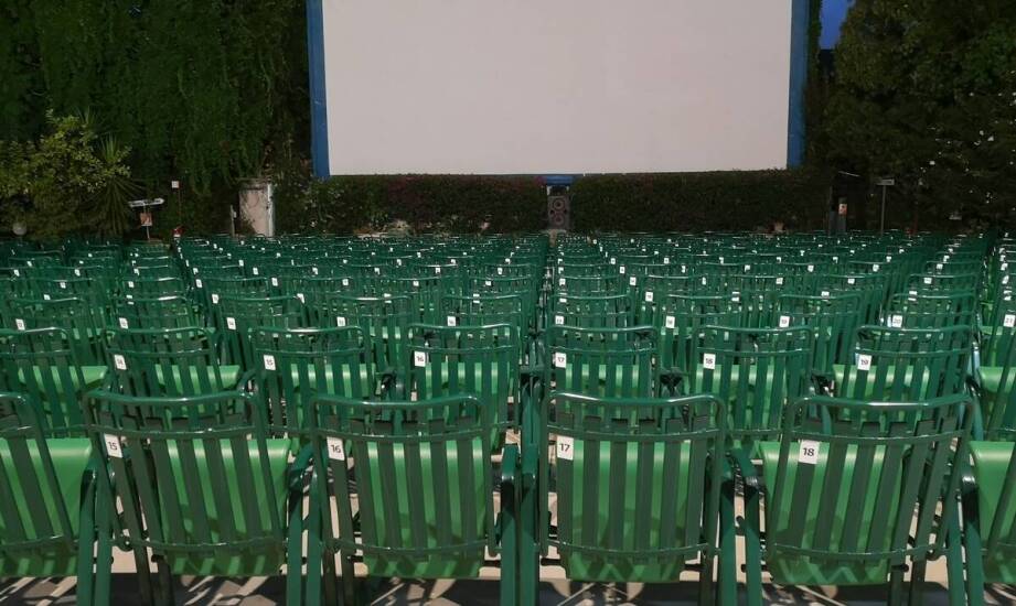 Jakie parametry sprzętu decydują o jakości seansu filmowego dla dużej widowni w plenerze