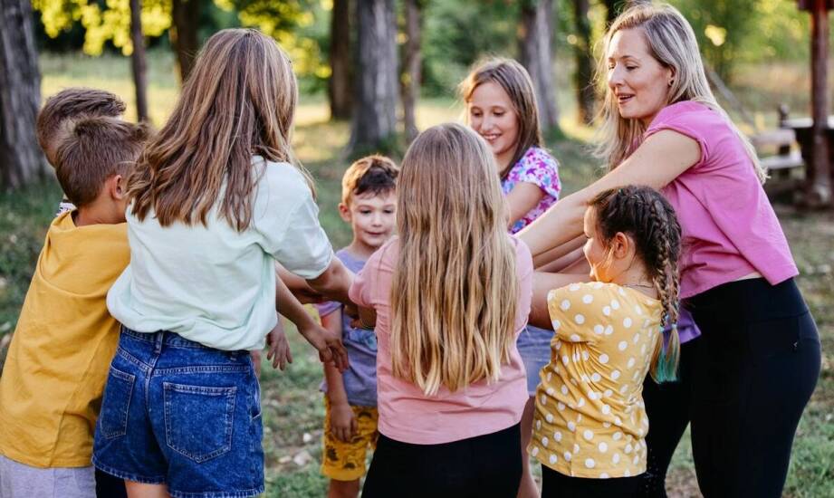 Jak dopasować atrakcje w parku iluzji do wieku uczestników wycieczki szkolnej