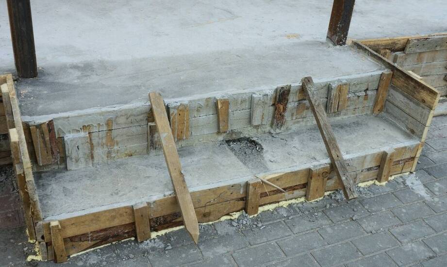 Od czego zależy wycena drewnianych schodów montowanych na betonowej konstrukcji