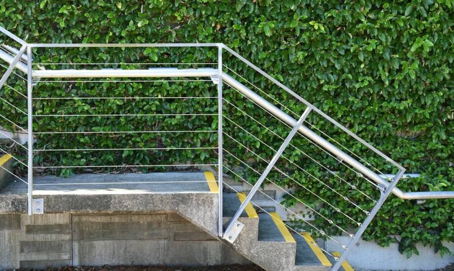 Jak dobrać materiał i zabezpieczenie balustrady przy schodach na zewnątrz