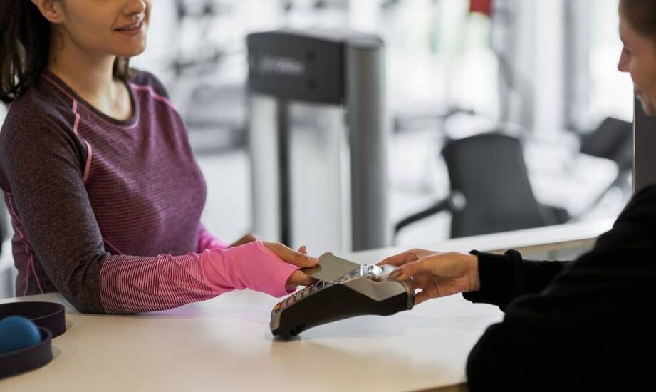 Jak odzyskiwać zaległe opłaty za karnety fitness bez konfliktu z prawami konsumenta
