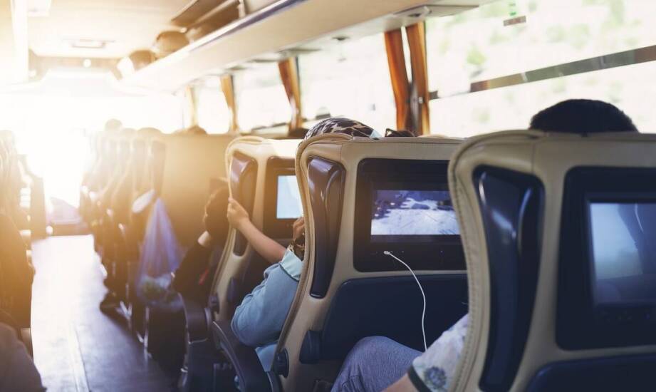Jak wyposażenie busa wpływa na komfort i spokój podczas wielogodzinnej podróży za granicę