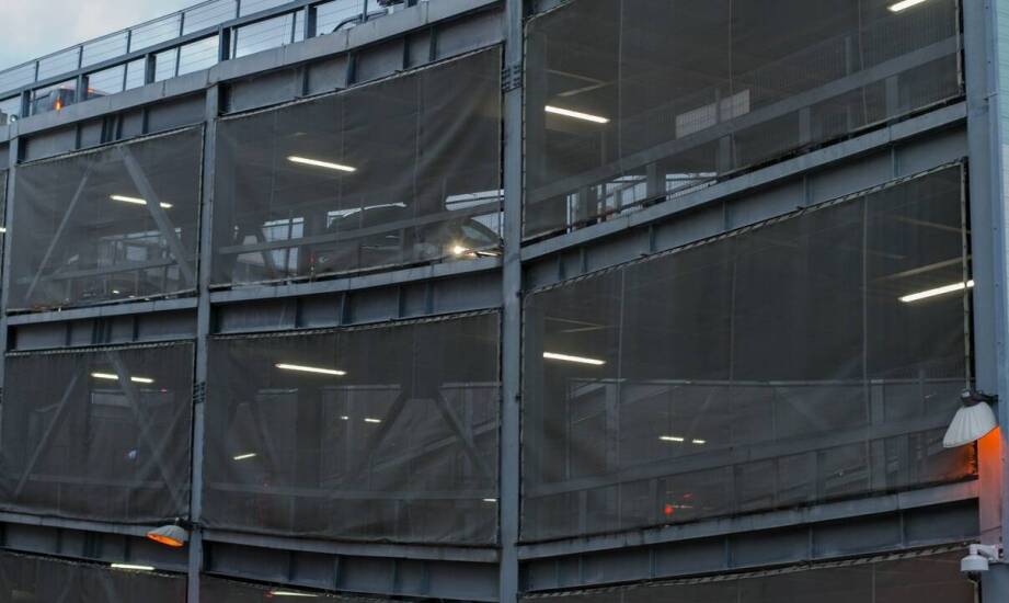 Stalowa wiata carport czy zamknięty garaż — co zmienia liczba aut i codzienne parkowanie