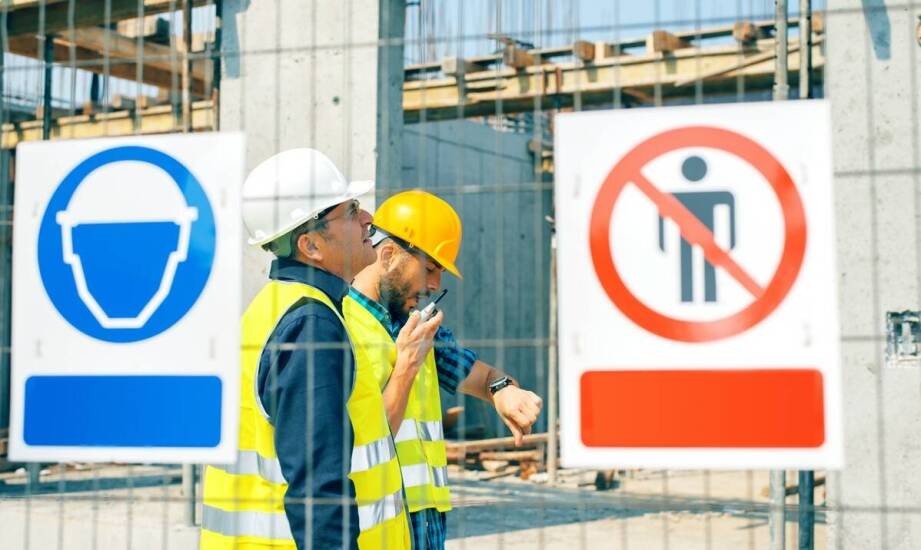 Dlaczego jedna instrukcja BHP nie wystarcza dla murarza i spawacza na tej samej budowie