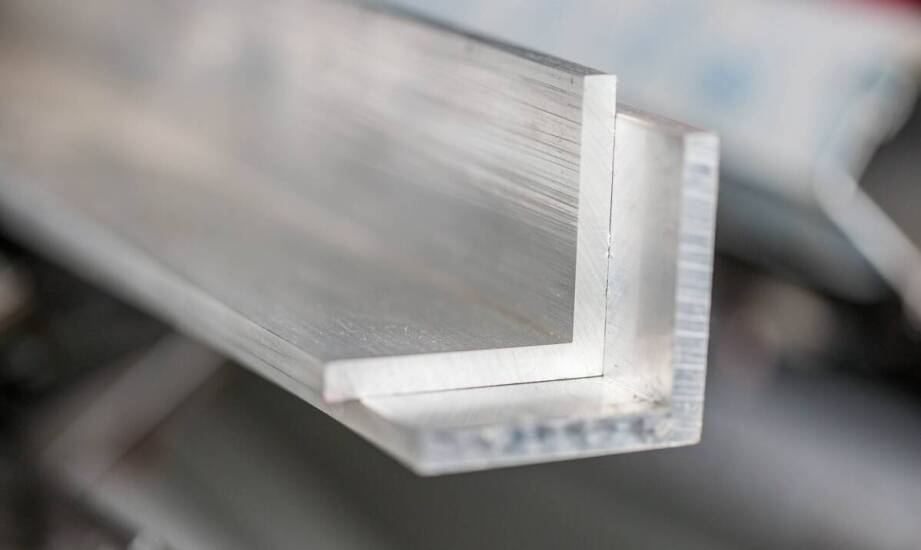 Jak projektować styk dwóch aluminiowych parapetów w narożniku, żeby uniknąć przecieków