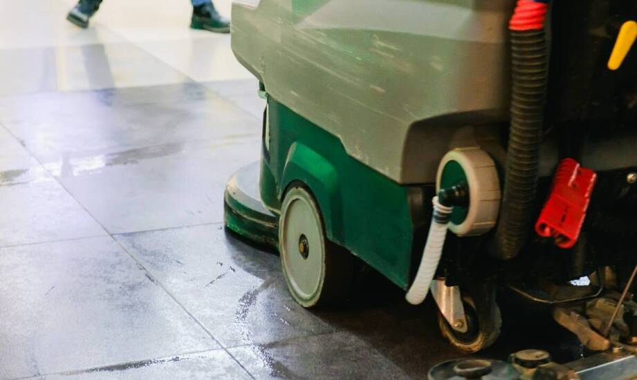 Jak dopasować ekologiczną chemię do automatycznego czyszczenia podłóg w hotelach i biurach