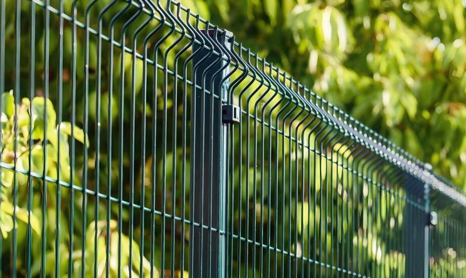 Dlaczego łukowy profil panelu zmienia przebieg montażu na działce płaskiej i ze spadkiem