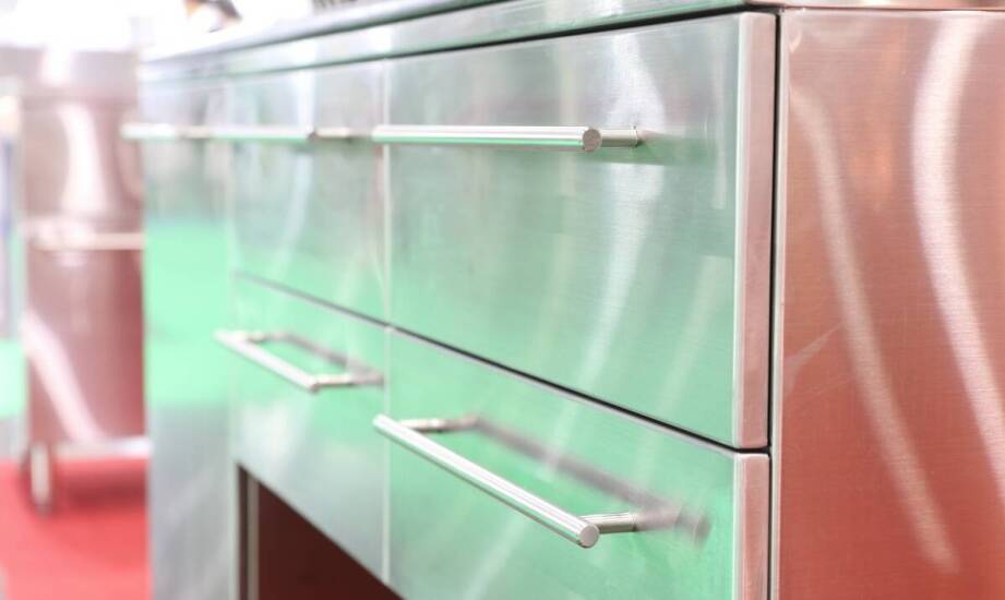 Dlaczego wykończenie powierzchni stalowych i aluminiowych decyduje o jakości akcesoriów kuchennych przed montażem