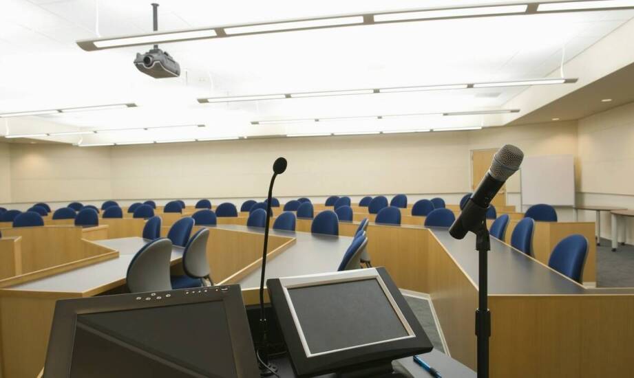 Dlaczego sposób reakcji na dotyk zmienia trwałość monitora w placówce oświatowej