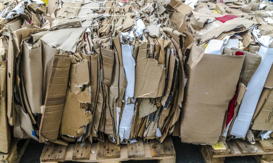 Jakie błędy skracają żywotność kartonu klapowego w magazynie i podczas wysyłki
