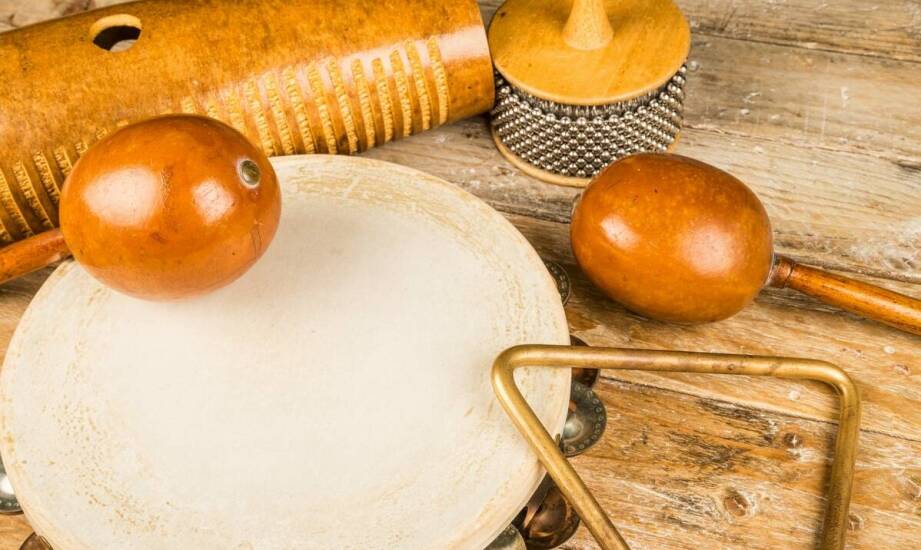 Czym różnią się akustyczne instrumenty perkusyjne i jak zacząć od najprostszych