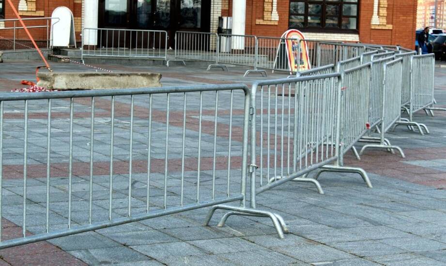 Jak przebiega wyburzenie budynku w Warszawie, gdy sąsiedztwo wymusza dodatkowe zabezpieczenia
