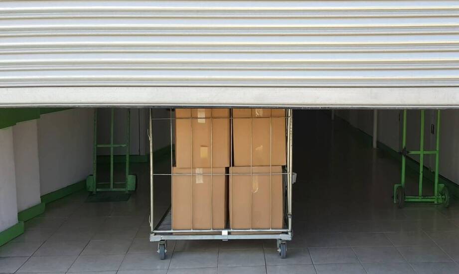 Kiedy brama szybkobieżna rolowana staje się uzasadniona w hali magazynowej