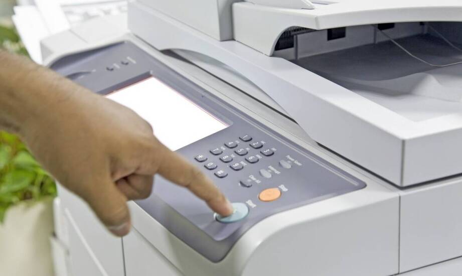 Starsza kolorowa kopiarka Konica Minolta w małym biurze — kiedy koszty utrzymania zaczynają przewyższać oszczędność zakupu