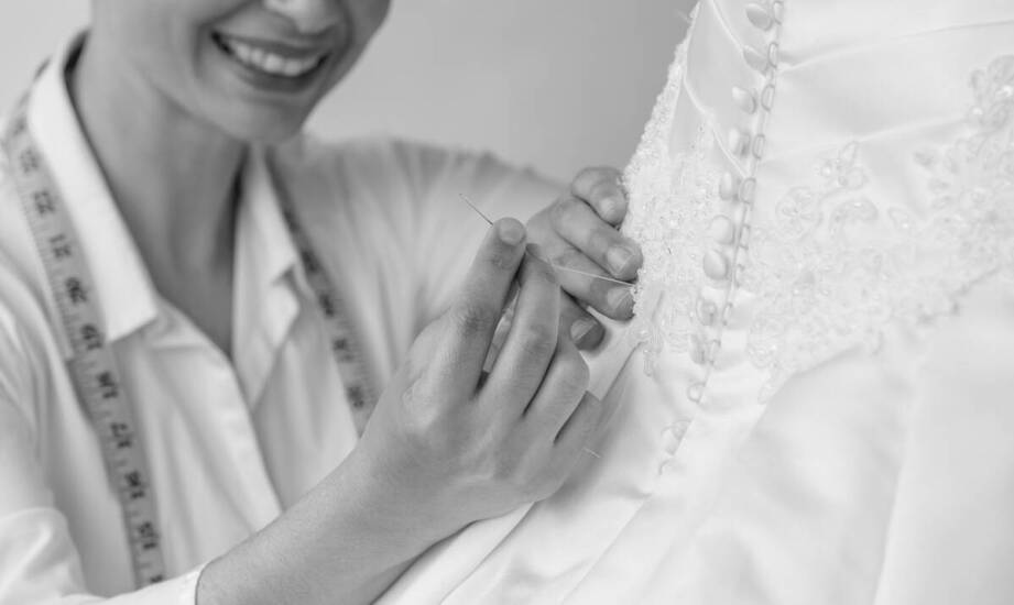 Jak odróżnić w sklepie internetowym sukienkę szytą ręcznie od seryjnej produkcji