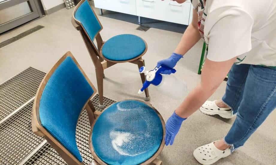 Jak czyścić i dezynfekować taboret o niskim profilu z pianki PU w laboratorium