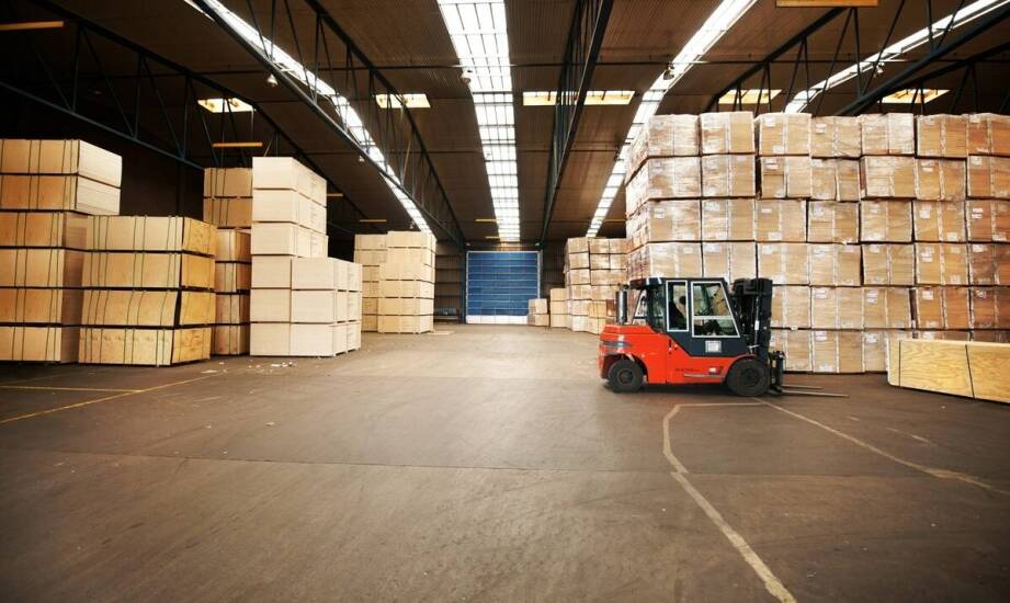 Jak proces produkcyjny i logistyka wewnętrzna kształtują projekt hali stalowej