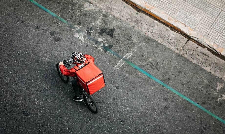 Jak dobrać odzież i akcesoria sportowe do codziennej jazdy na rowerze elektrycznym VanMoof