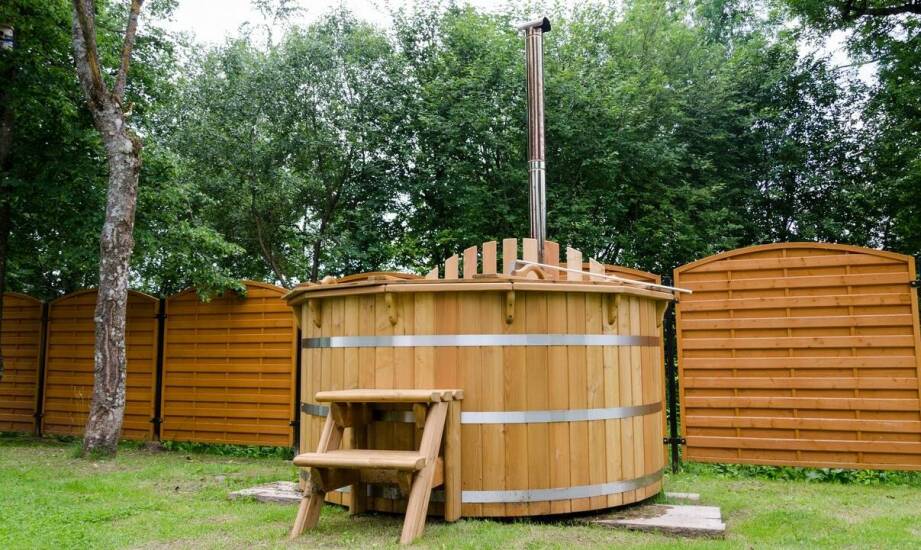 Jak działa ogrodowe jacuzzi opalane drewnem i co wpływa na jego codzienną eksploatację