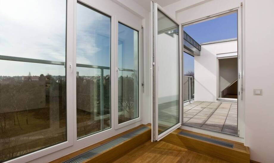 Kiedy wysoki sufit i szklany balkon pomagają, a kiedy utrudniają aranżację małego mieszkania
