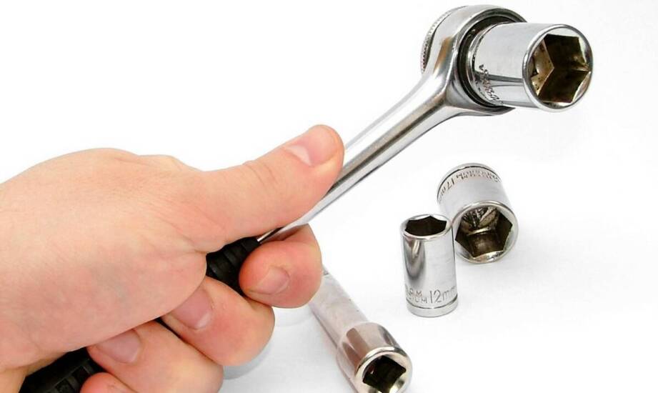 Dobór narzędzia do gniazd zawiasowych w drewnie, PVC i aluminium