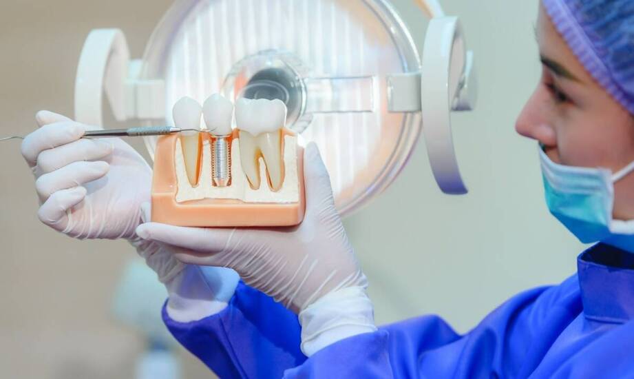 Jak przebiega leczenie implantologiczne u pacjenta z okolicy, od badań do odbudowy zęba