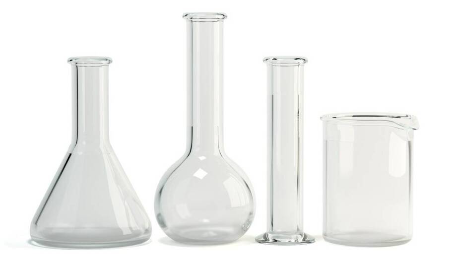 Materiał, odporność i czystość — jak ocenić drobne wyposażenie laboratoryjne w chemii i spożywce