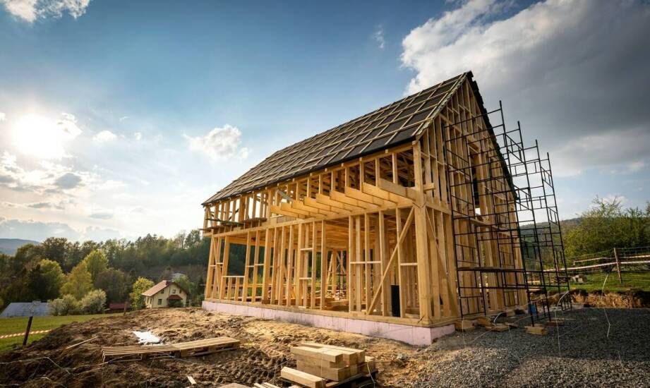 Jak warunki działki i lokalne przepisy wpływają na projekt domu drewnianego na Śląsku